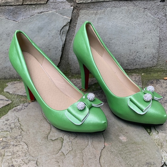 Shoes - NWOT JinPin heels green sz 7